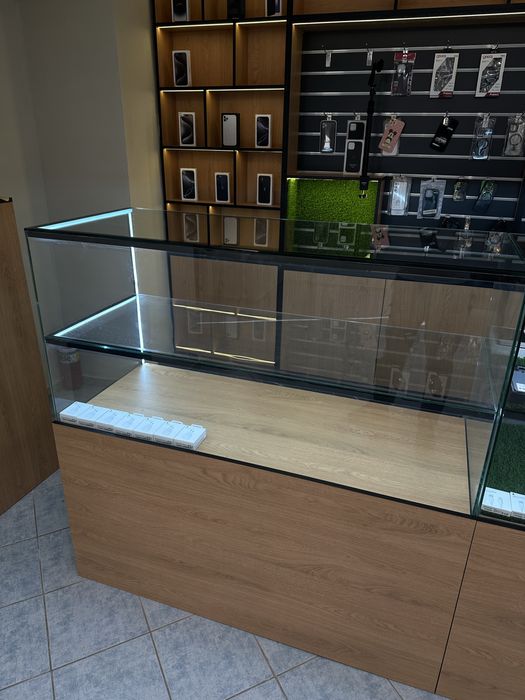 витрина со выдвижнем полками