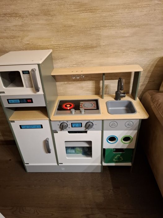 Продавам детска дървена  кухня HAPE