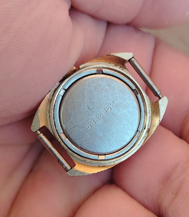 Soatlar sotiladi. Orasida Zarya soati xam bor