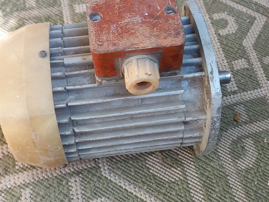 Продам асихронный двигатель  на 220/380В