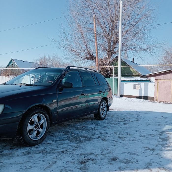 Машина Тайота Карина Е