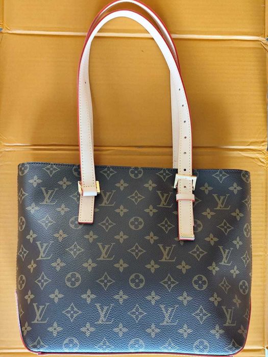 Louis Vuitton Дамска Чанта Практична и Шик с Асиметрични Дръжки