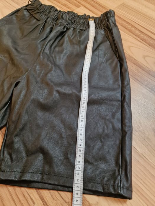 Pantaloni ce imita pielea negri