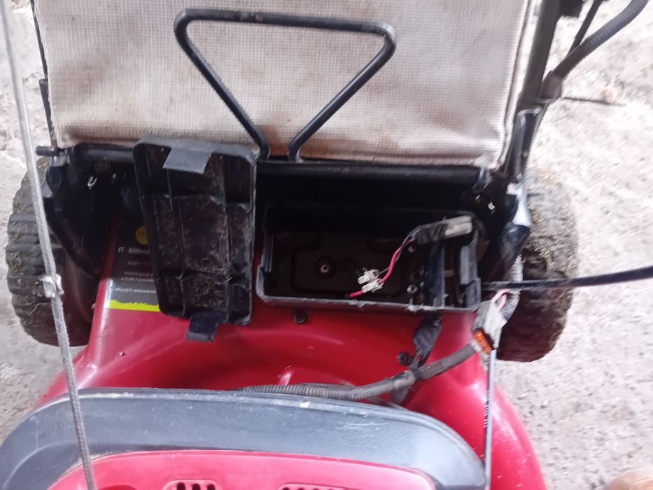 Masina de tuns gazon cu propulsie ,pe benzina și baterie .stare buna.