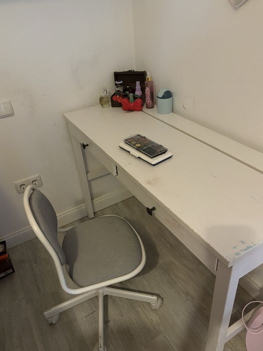 De vinzare un birou cu scaun , doua paturi tapitate cu somiera din metal , saltele, aproape noi, cu posibilitatea de depozitare ridicinduse somiera