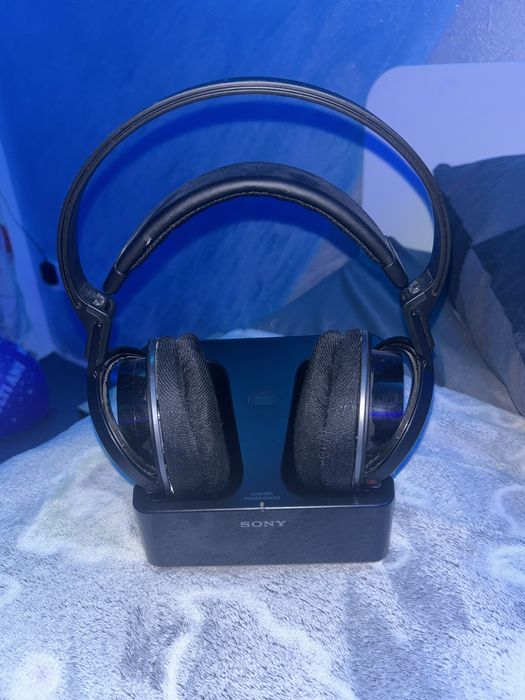 Casti wireless black ne folosite