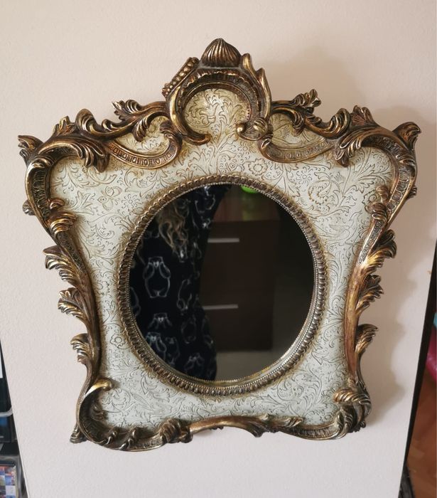 Огледало с височина 45 см и ширина 35 см супер стилно с гръб от плюш