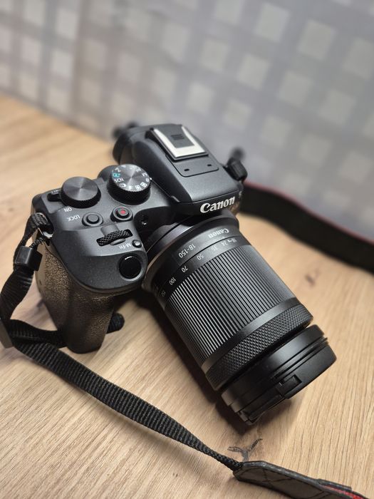 ПРОДАВАМ Пълен кит: Canon EOS R10 + RF 18-150mm + 2 Оригинални батерии + Чанта