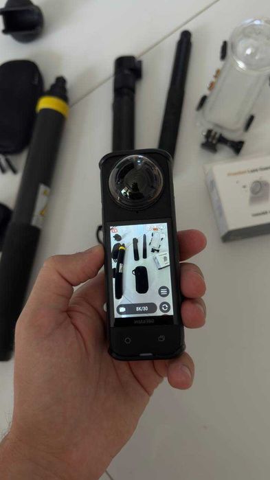 Pachet complet Insta360 X4 + accesorii în valoare de peste 1.500 lei: carcasă subacvatică, Premium Lens, selfie stick extins 3m, monopiede și huse.