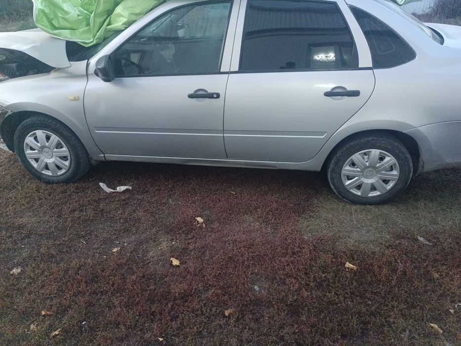 Лада Granta в аварийном состоянии.