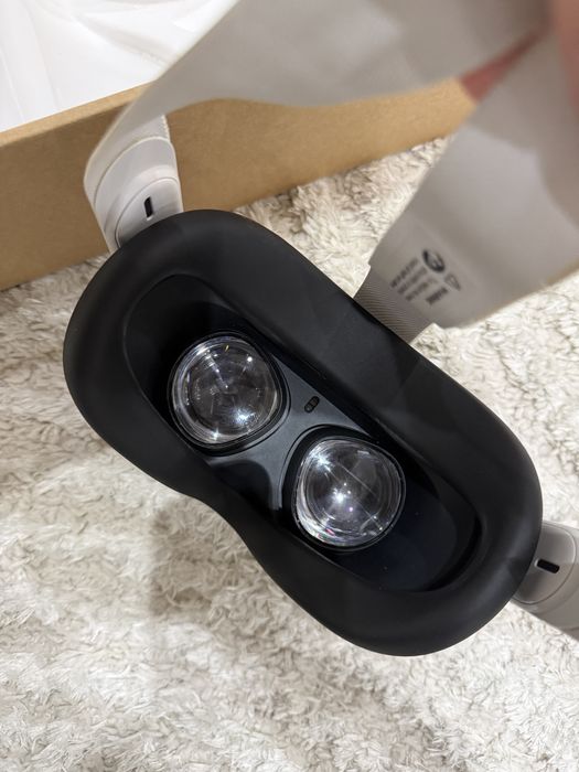 O pereche Meta Quest 2 (128GB/256GB) VR headset