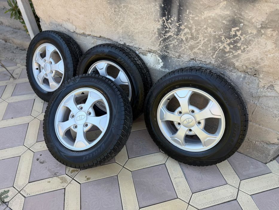 Комплект зимних шин с дисками на ниву