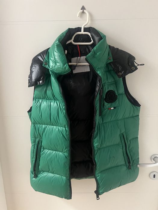 Vesta moncler marimea M , in stare buna