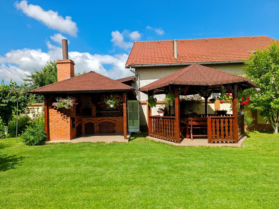 Casa Royal --vilă de inchiriat integral,ciubăr,foișor și loc de joacă.