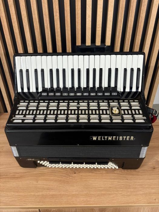 Acordeon Weltmeister Serino Deluxe cu 120 de basi