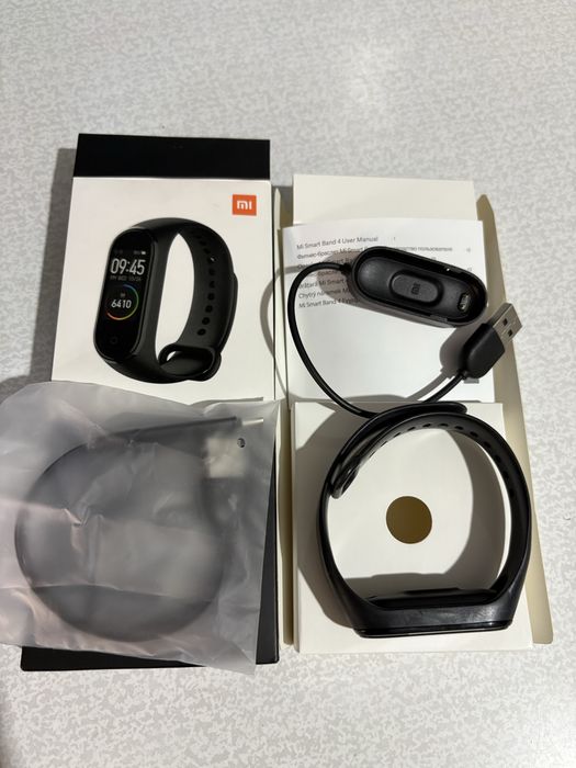 Продам смарт часы в упаковке MI SMART BAND 4 . Черные.