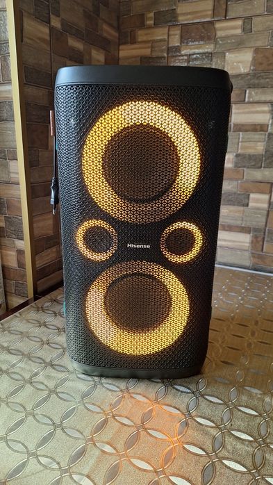 Vând boxa porbabila,bluetooth activa Hisense noua !