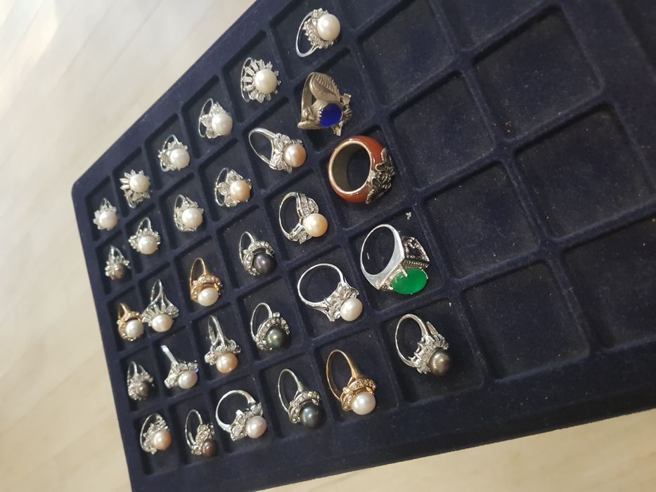 Пръстени със скъпоценни камъни и перли - различни модели