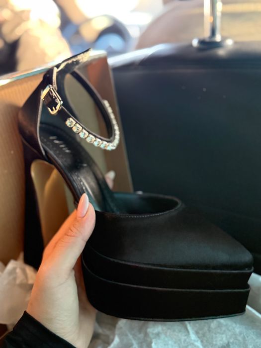 Чисто нови черни високи токчета на платформа