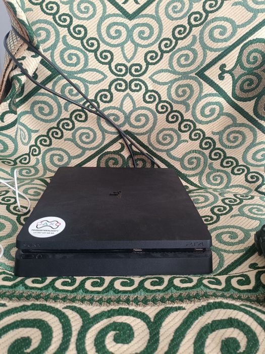 Продаю Playstation 4