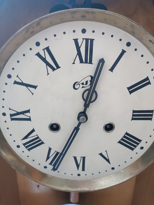 Старинные настенные часы с боем