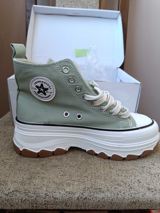 Кецове. Нови. Стелка 23,5см.