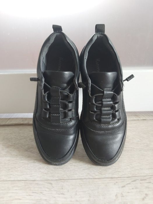 Продается школьная обувь
