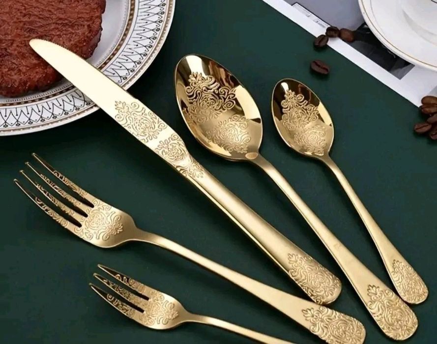 Луксозен Комплект Златни Прибори с Барокови Гравировки
​Превърнете вс