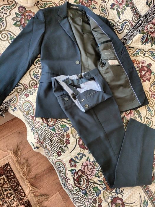 Продам школьный костюм