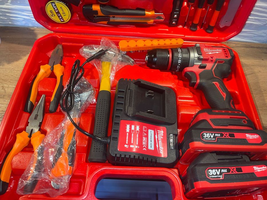 Шуроповерт безщеточный с инструментом