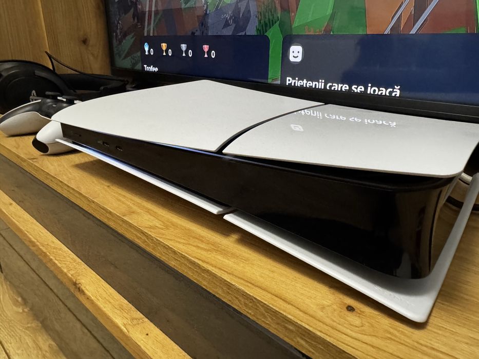 PS5 slim 848 GB, 2 manete si o pereche caști ps5
