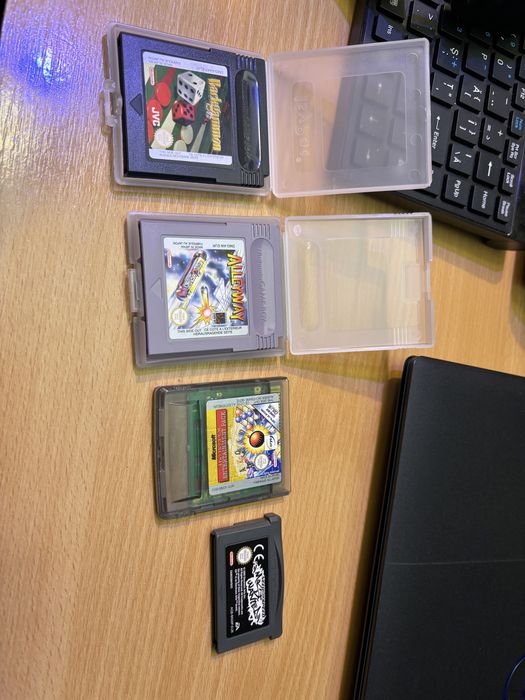 Vand casete pentru Nintendo portabil