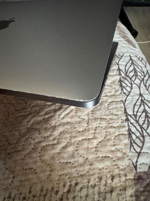 Vând laptop MacBook pro 2020