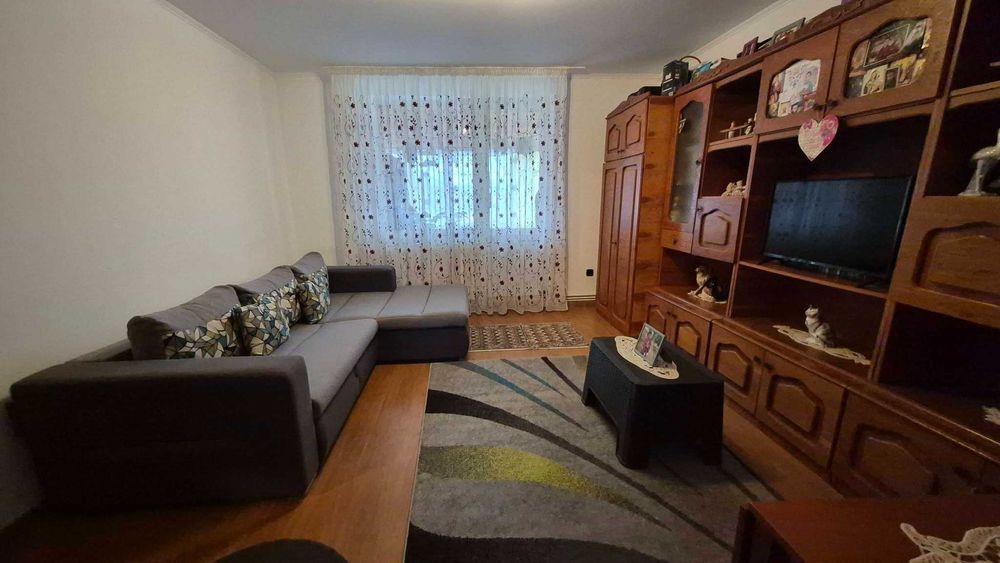 Apartament 3 camere decomandat in Onesti, zona de sus.