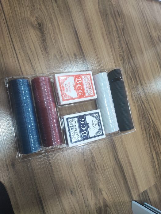 Покер комплект с 200 чипа и две тестета карти