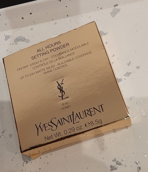 Суха пудра на марката Ives Saint Laurent