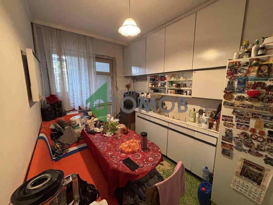 Просторен тристаен апартамент с търговско помещение в района на Центъ