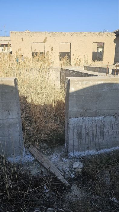 Qurilishi tugalanmagan.  Uchastka. Yeri. Sotiladi.