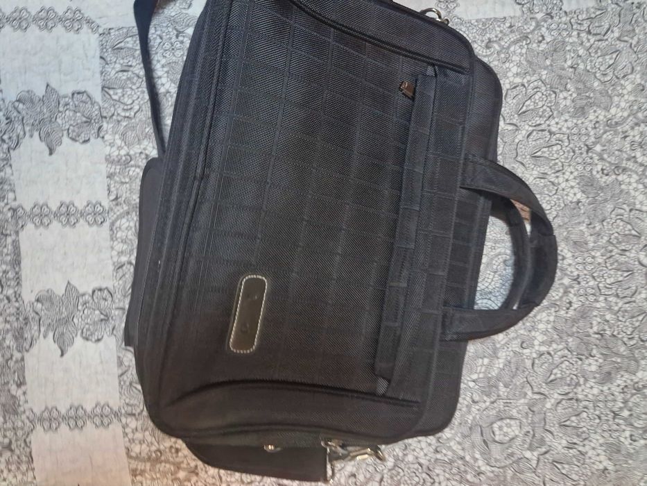 Продава се чанта за лаптоп