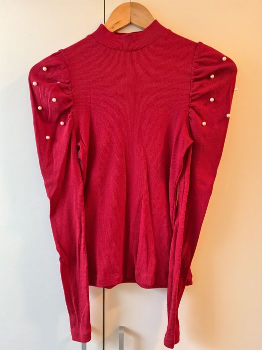 Bluza din bumbac reiat roșie mulată cu umeri bufanți și perle aplicate
