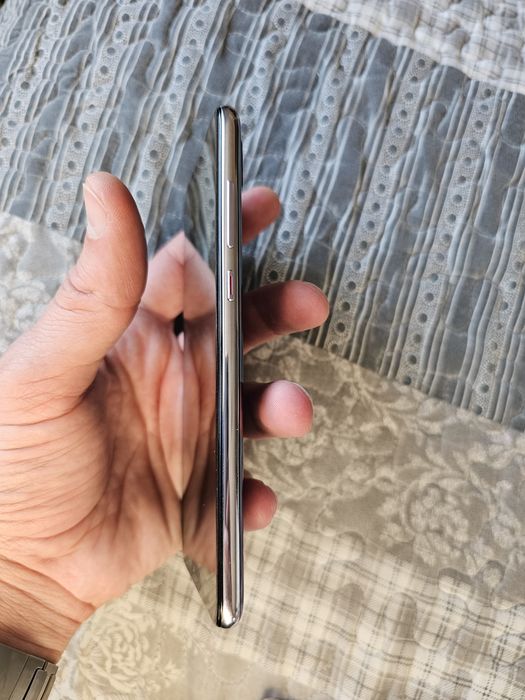 Продавам Huawei P20 pro изпратен  към клиент!