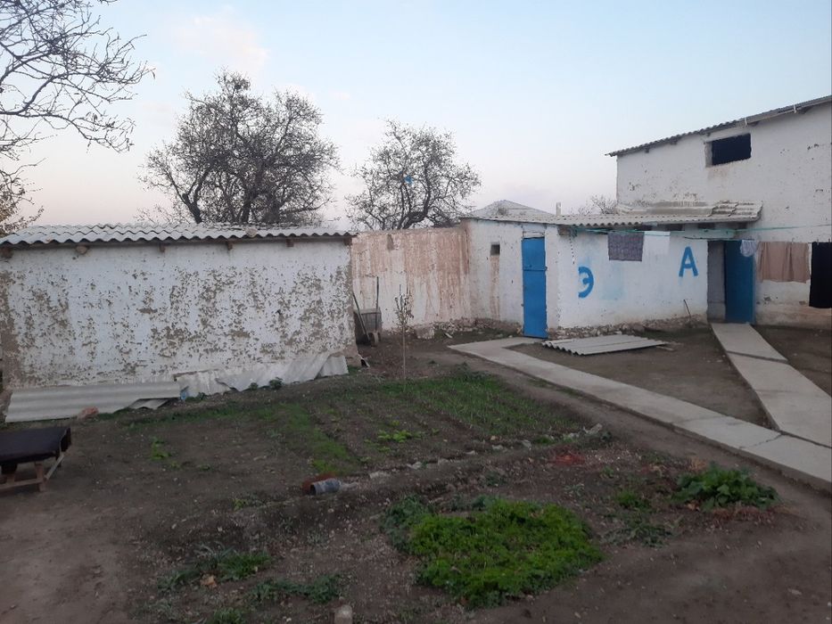 11 sotxli va 8 xonali uy sotiladi