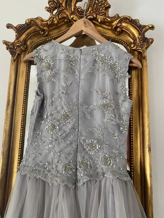 rochie lunga eleganta gri argintiu tulle corsaj brodat