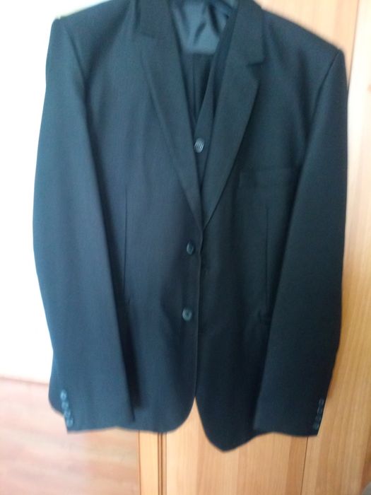 Două pardesie și un costum de vânzare.