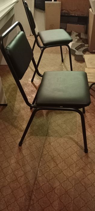 Продам парты 4 шт и 5 стульев