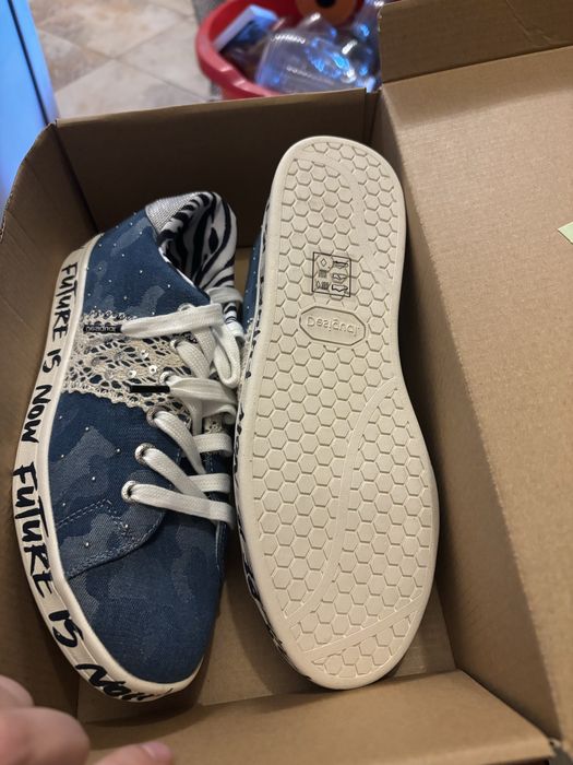 Продавам спортни кецове Desigual