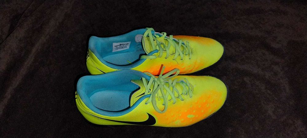 Ghete de  fotbal pentru copii pentrubiarba si teren sintetic