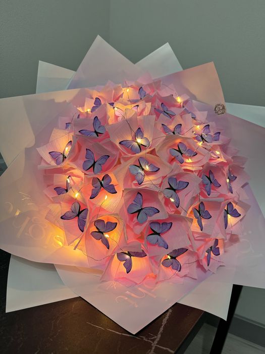 Noyob buketlar jonli kapalaklar va chiroqlar bilan