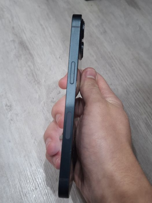 Продам IPhone 13
