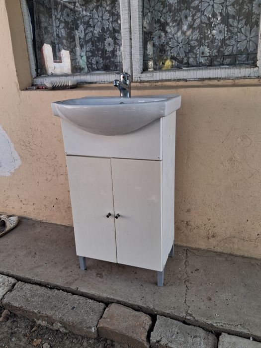 Vând mască cu chiuvetă + baterie de chiuvetă, completă, în stare bună.
